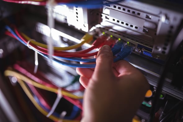 UPS-skap/rack i et teknisk rom