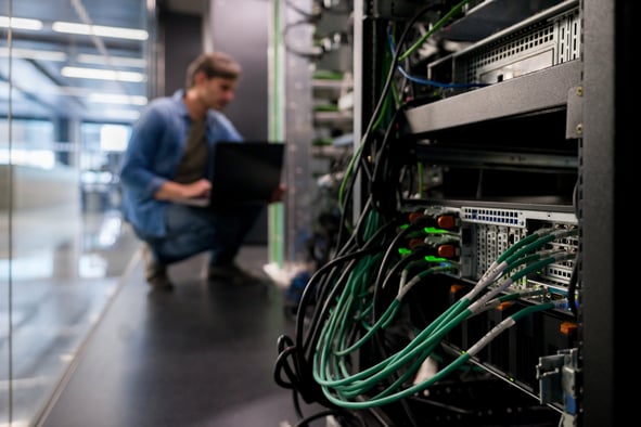  Next-Generation Firewall (NGFW) er en kritisk sikkerhetslinje. Den forstår ikke bare at data går mellom punkt A og B, men også hva slags data det er og om det er trygt.